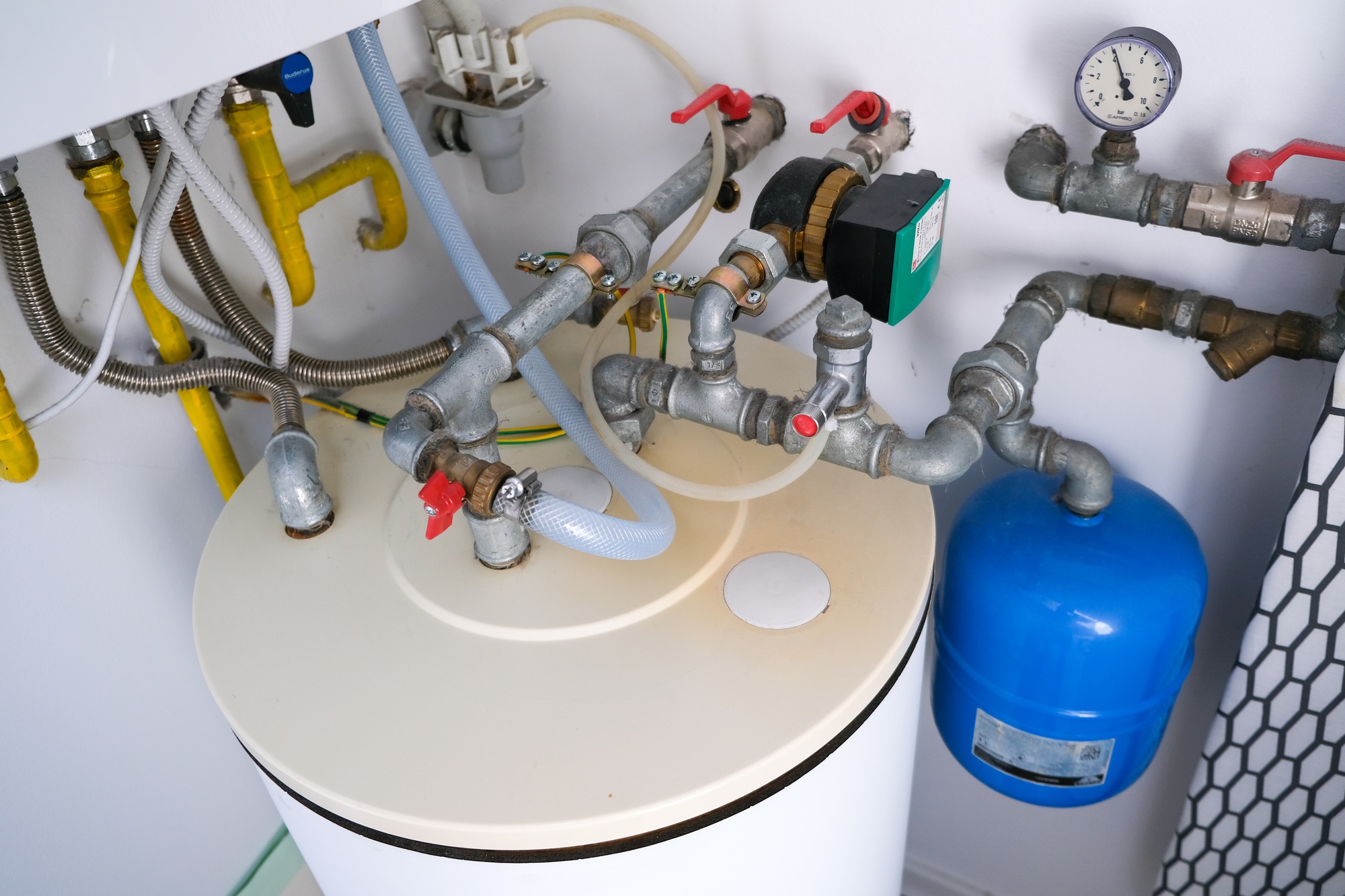 Installation of hot water and gas in a home, with water tank and pipes.